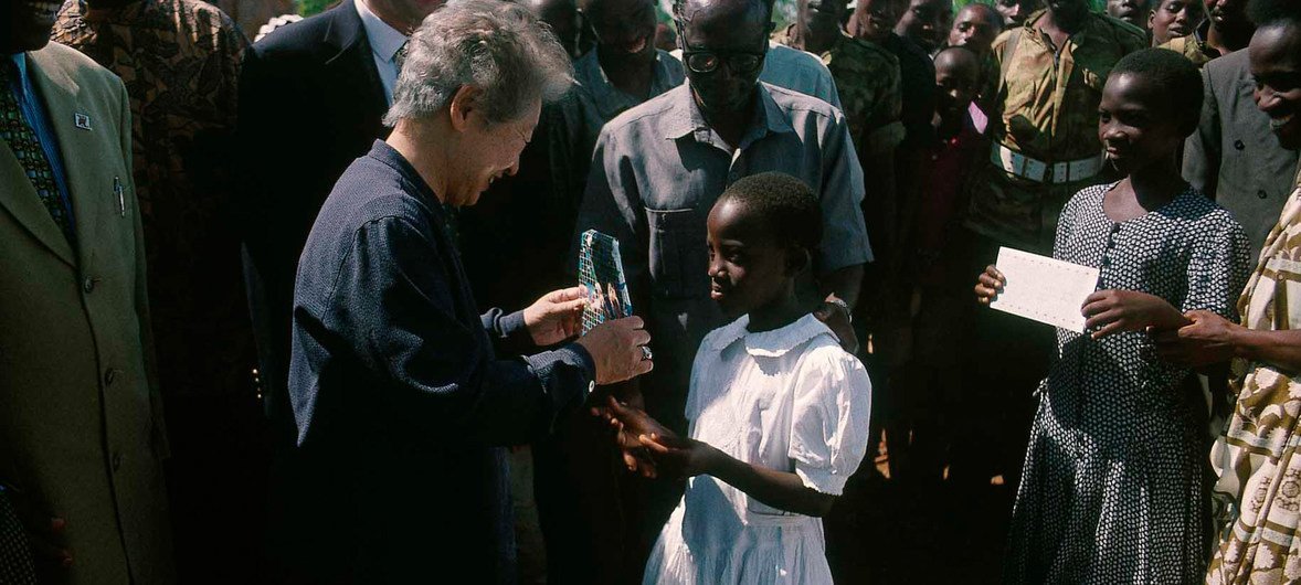 绪方贞子在布隆迪访问一间由难民署支持的孤儿院。
