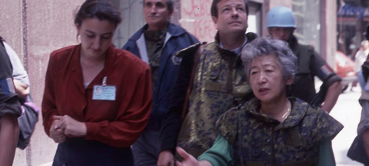 1992年7月1日，时任联合国难民署负责人的绪方贞子走访萨拉热窝查看难民援助工作。