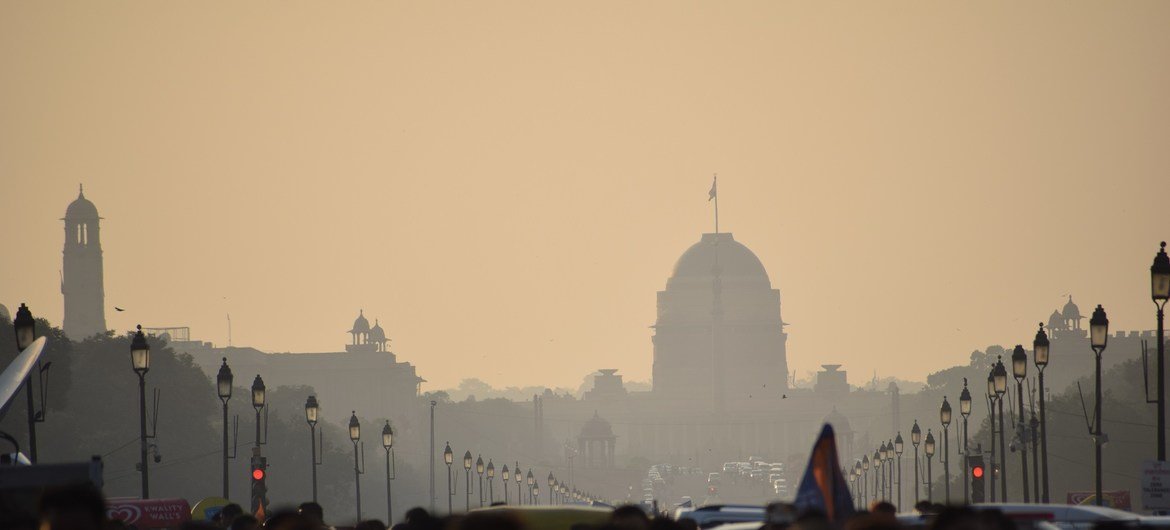 भारत की राजधानी दिल्ली में वायु प्रदूषण के कारण लोगों को साँस लेने में कठिनाइ होती है और 2019 में तो हज़ारों स्कूल भी बन्द करने पड़े थे.