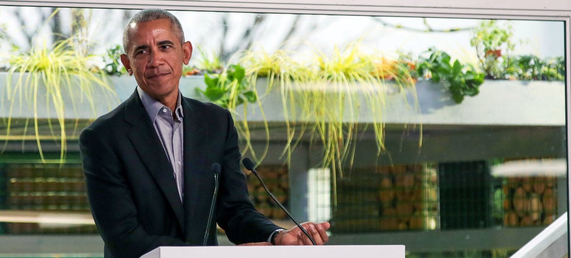 美国前总统巴拉克·奥巴马在苏格兰格拉斯哥举行的第26届气候大会上发表讲话，鼓励代表们迎接气候危机的挑战。