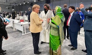 La  Chancelière allemande Angela Merkel (à gauche), Mia Motley, la Première ministre de la Barbade, (au centre) et Sheikh Hasina, la Première ministre du Bangladesh (à droite), sont en train de discuter ensemble à la COP26.