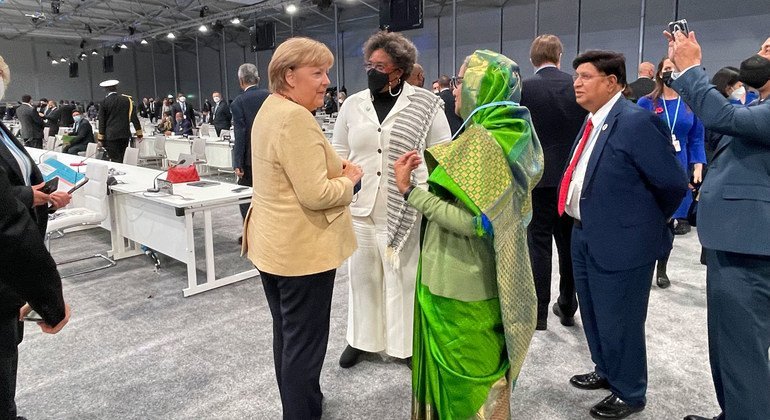 La  Chancelière allemande Angela Merkel (à gauche), Mia Motley, la Première ministre de la Barbade, (au centre) et Sheikh Hasina, la Première ministre du Bangladesh (à droite), sont en train de discuter ensemble à la COP26.
