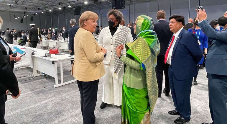 , Kansela wa Ujerumani Angela Merkel (kushoto), Mia Motley, Waziri Mkuu wa Barbados, (Katikati) na Sheikh Hasina, Waziri Mkuu wa Bangladesh (kulia), wanaonekana wakipiga soga pamoja kabla ya tukio kuu