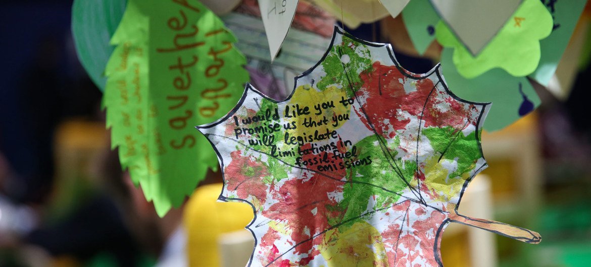 在苏格兰格拉斯哥举行的气候大会上，与会者在不同颜色树叶图形的纸上写下承诺和请愿书，提交给世界各国领导人。