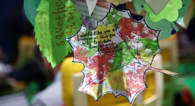 Des participants à la COP26 ont accroché des découpages en forme de feuilles colorées sur le site. Sur chacun est écrit une « promesse » pour les dirigeants mondiaux. 