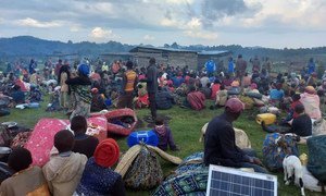 Un groupe de demandeurs d'asile congolais attend au poste frontière de Bunagana après avoir traversé en Ouganda depuis la République démocratique du Congo.