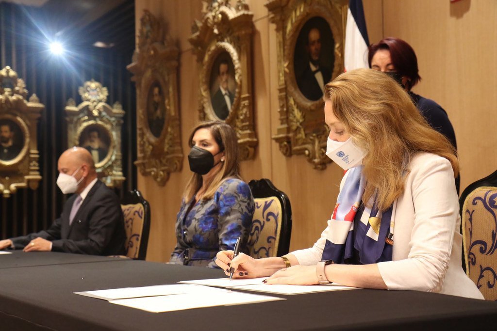 Silvia Hernández, Presidenta de la Asamblea Legislativa y Allegra Baiocchi, Coordinadora de ONU Costa Rica firmaron el acuerdo para impulsar el Desarrollo Sostenible desde la Asamblea Legislativa. 