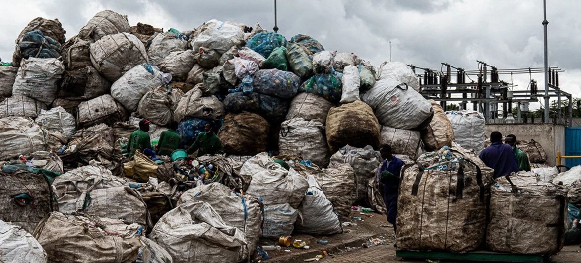 केनया में प्लास्टिक कूड़े की री-सीयक्लिंग से बनी कम लागत वाली निर्माण सामग्री.  