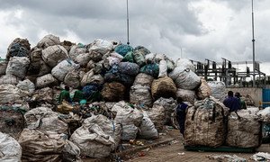 केनया में प्लास्टिक कूड़े की री-सीयक्लिंग से बनी कम लागत वाली निर्माण सामग्री.  