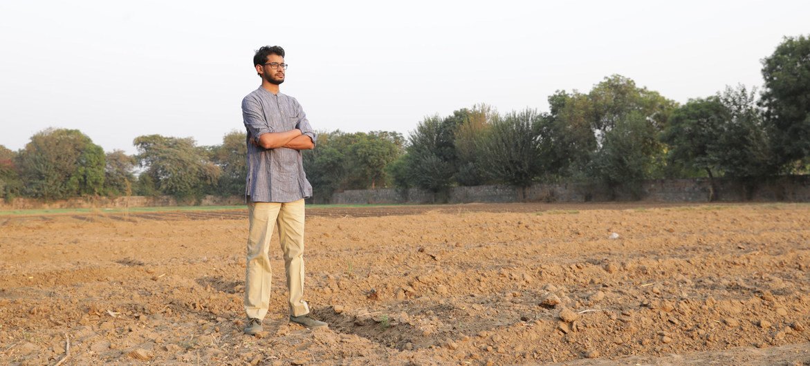 यूएएन पर्यावरण चैम्पियन - भारत के एक युवा इंजीनियर विद्युत मोहन जिन्होंने खेतीबाड़ी के अपशिष्ट यानि कूड़े कचरे को जलाने के बजाय उससे फिर से इस्तेमाल किये जाने वाले पदार्थ बनाने की तकनीक ईजाद की है.