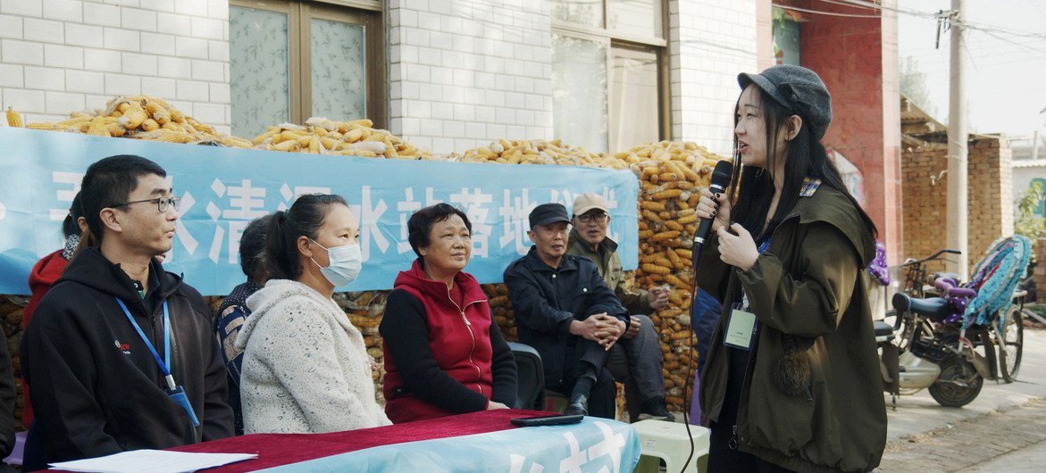 ज़ियाओयुआन रैन(दाएँ) ने एक डेटा प्लेटफ़ॉर्म विकसित किया है, जो चीन के ग्रामीण क्षेत्रों में एक हज़ार गाँवों के भूजल की गुणवत्ता का परीक्षण करता है.