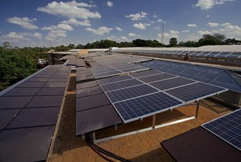 Paneli za Solar zikiwa katika ofisi ya Umoja wa Mataifa mjini Nairobi, Kenya. Kote duniani, nishati ya jua imethibitika kuwa nishati nafuu na rafiki kwa mazingira. 