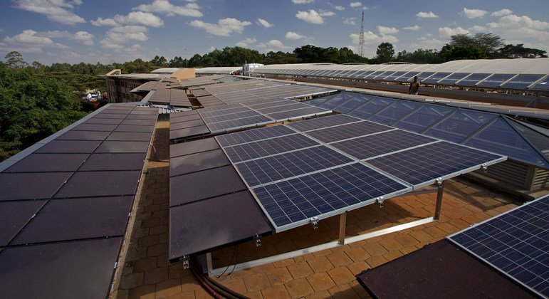 Paneli za Solar zikiwa katika ofisi ya Umoja wa Mataifa mjini Nairobi, Kenya. Kote duniani, nishati ya jua imethibitika kuwa nishati nafuu na rafiki kwa mazingira. 