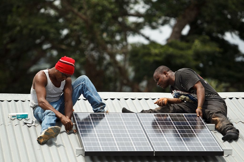Un panneau solaire est fixé sur le toit du centre de santé du village de Gbandiwlo, en Sierra Leone.