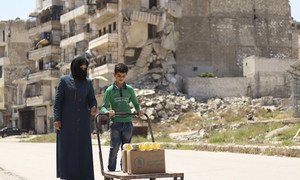 In Aleppo, Syria, WFP distributes monthly rations to help vulnerable families stay healthy during the COVID-19 pandemic. 