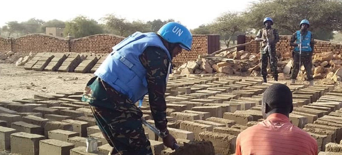 حفظة السلام التابعون لليوناميد يقومون ببناء فصول مدرسية في دارفور