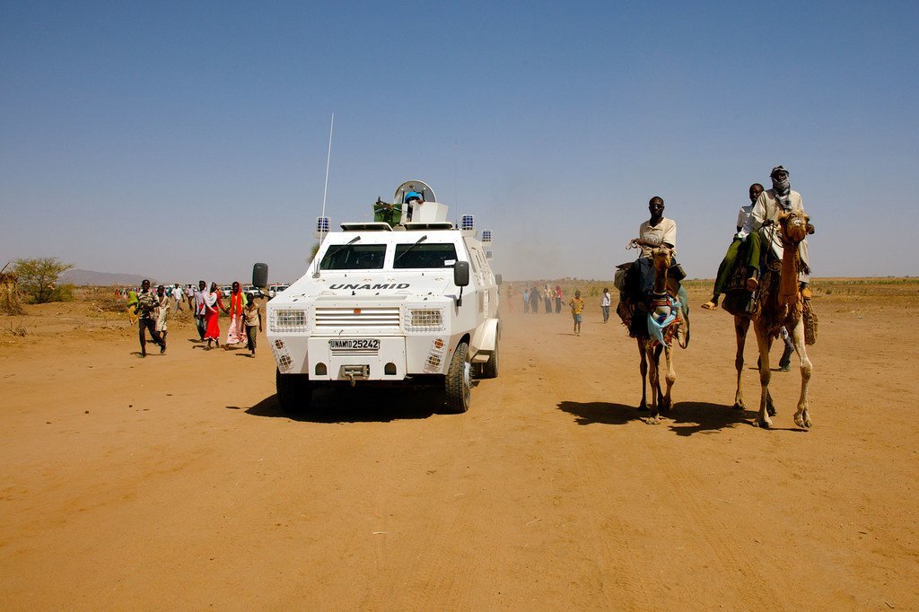 非洲联盟-联合国达尔富尔混合行动在苏丹北达尔富尔的尚吉尔托巴伊巡逻。