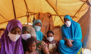 尼日尔首都尼亚美，从布基纳法索返回的女性正与孩子一起接受防疫隔离。
