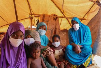 尼日尔首都尼亚美，从布基纳法索返回的女性正与孩子一起接受防疫隔离。