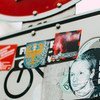 Un autocollant avec le visage de Julian Assange collé sur un panneau urbain