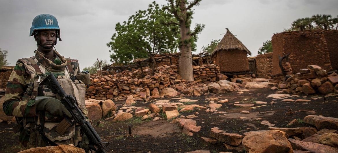 Миротворец ООН патрулирует деревню Бандиагара в Мопти, Мали.