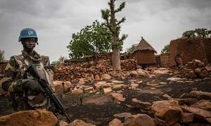 Un Casque bleu patrouille dans un village dans la région de Mopti, au Mali.