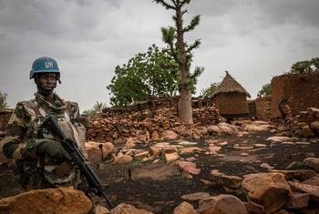 أحد جنود حفظ السلام التابعين للأمم المتحدة يقوم بدورية في قرية في باندياجارا في موبتي، مالي.