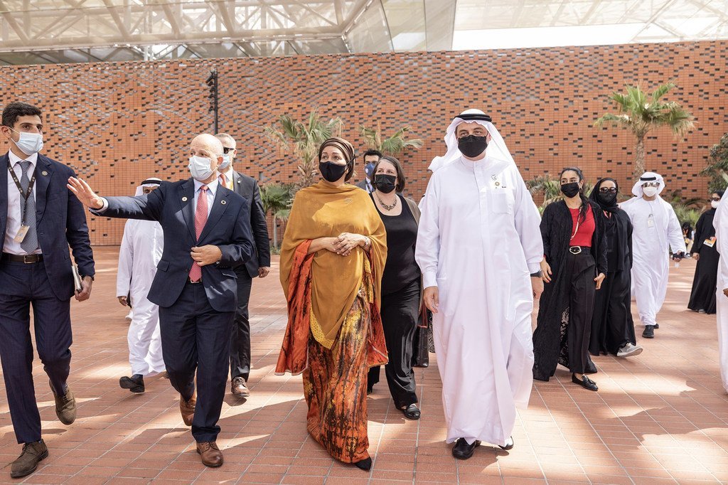 السيد المفوض العام ماهر ناصر برفقة نائبة الأمين العام ومسؤولين آخرين خلال جولة في معرض إكسبو دبي 2020.