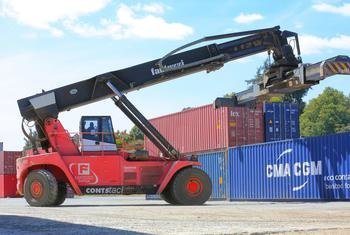 通过公路货运到达的货物在埃塞俄比亚亚的斯亚贝巴的一个港口进行处理。
