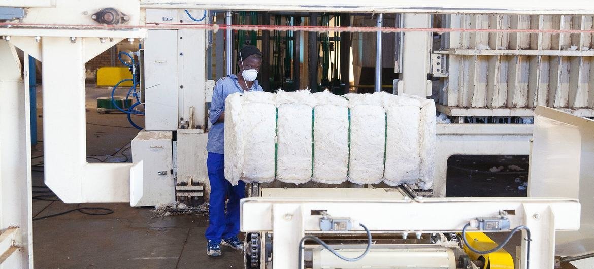 दक्षिण अफ्रीका के जोहानेसबर्ग शहर के बाहर स्थित सूत के कारखाने में, एक व्यक्ति काम कर रहा है.