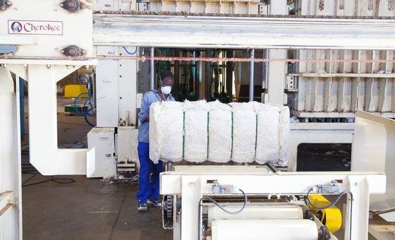 Un uomo lavora in una fabbrica di cotone appena fuori Johannesburg, in Sud Africa.