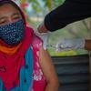 भारत के कोहिमा में एक महिला को कोविड-19 वैक्सीन की ख़ुराक दी जा रही है.