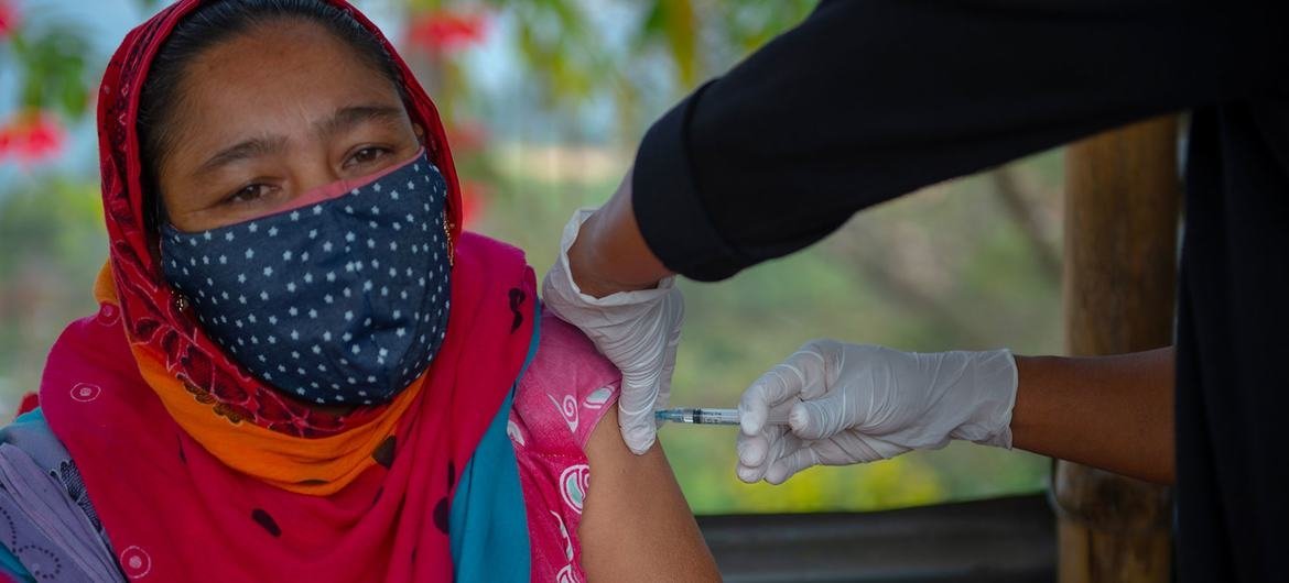 Las comunidades de Kohima, India, reciben la vacuna COVID-19.