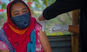 भारत के कोहिमा में एक महिला को कोविड-19 वैक्सीन की ख़ुराक दी जा रही है.