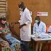 在布基纳法索奥巴辛的一个医疗中心，一位母亲正在接种第二针新冠疫苗。