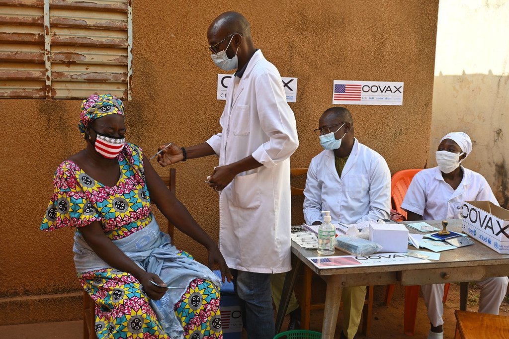 在布基纳法索奥巴辛的一个医疗中心，一位母亲正在接种第二针新冠疫苗。