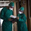 古巴哈瓦那著名的“佩德罗·库里”热带医学研究所内，身穿防护服的医务人员。