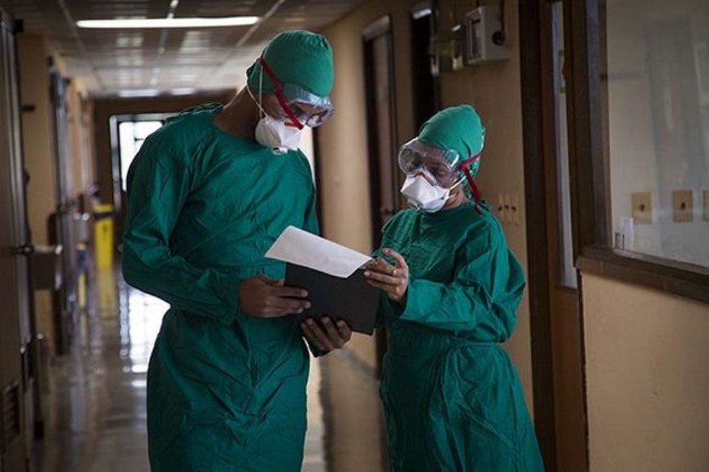 عاملون صحيون من مؤسسة بيدرو كوري في هافانا، كوبا