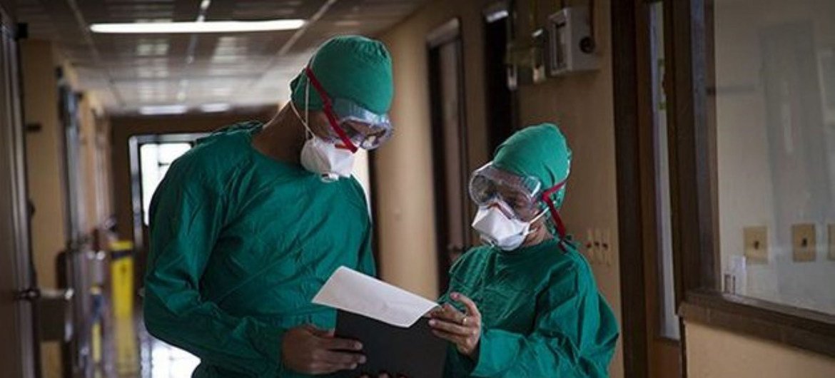 古巴哈瓦那著名的“佩德罗·库里”热带医学研究所内，身穿防护服的医务人员。