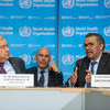 जिनीवा में एक प्रैस वार्ता के दौरान यूएन महासचिव एंतोनियो गुटेरेश (बाएं) और विश्व स्वास्थ्य संगठन के महानिदेशक टैड्रोस एडहेनॉम घेबरेयेसस.