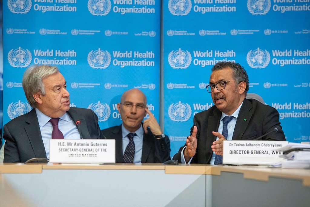 الأمين العام للأمم المتحدة أنطونيو غوتيريش (يسار) مع المدير العام لمنظمة الصحة العالمية د. تيدروس أدهانوم غيبريسوس في مؤتمر صحفي في جنيف. (من الأرشيف)
