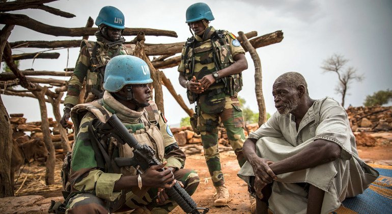 Des Casques bleus de la Mission des Nations Unies au Mali (MINUSMA) patrouillent des zones sensibles, dans le centre du pays (photo d'archives).