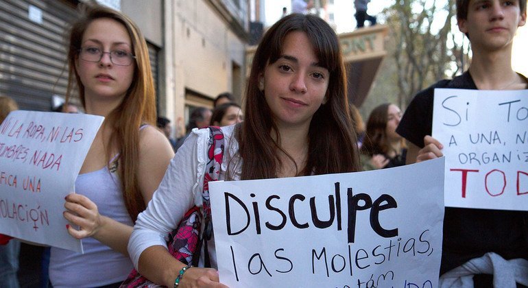 Protesta de mujeres en las calles de Argentina contra la violencia machista.