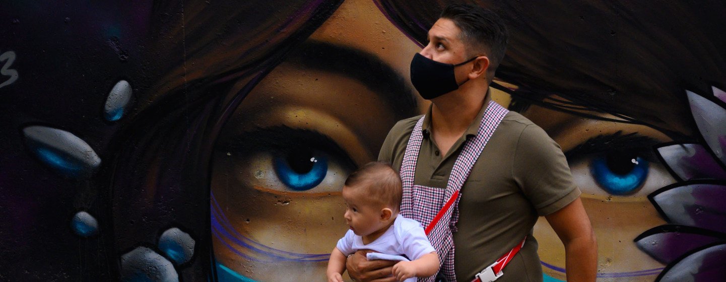 Un padre con su hijo durante la pandemia COVID en la comuna 13 de Medellin, en Colombia.