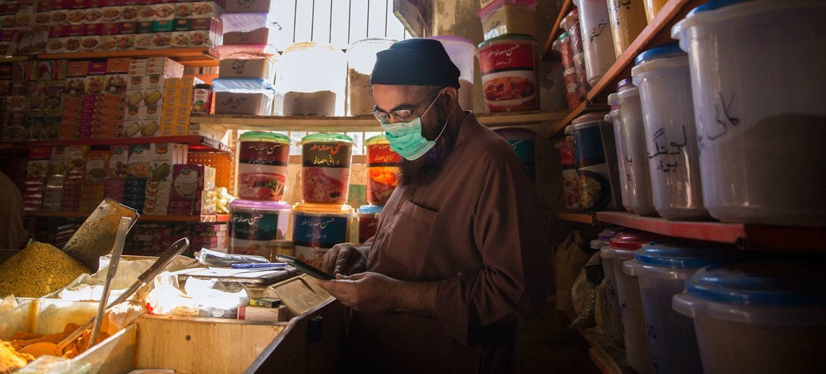 कोविड-19 महामारी के दौरान पाकिस्तान के कराची शहर में एक सब्ज़ी विक्रेता. 