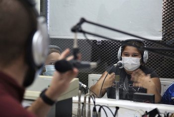在西班牙南部塞维利亚市一个贫困社区的广播电台，孩子们正在一个广播节目中学习。