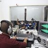 Des enfants lors d'une émission de Radio Abierta, une radio communautaire qui dessert un quartier très pauvre de la ville de Séville, au sud de l'Espagne.