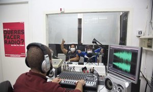 Alumnos del Colegio Andalucía durante un programa en Radio Abierta, una radio comunitaria que atiende a un barrio pobre de Sevilla, en el sur de España.