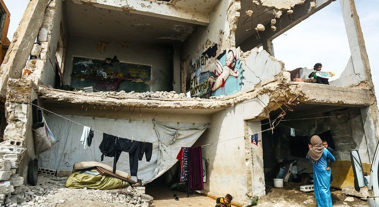 16 أسرة تعيش في مدرسة مدمرة بسوريا.