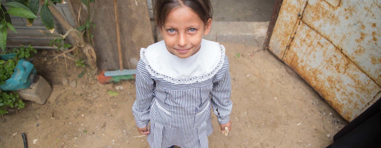 Une jeune fille se tient devant sa maison dans le camp de réfugiés palestiniens de Khan Younis à Gaza.